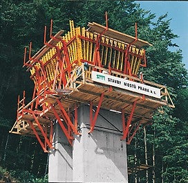 &lt;p&gt;Silnice mezi&amp;nbsp;Mladou Boleslav&amp;iacute; a Bělou pod Bezdězem byla přev&amp;aacute;děna přes &amp;uacute;dol&amp;iacute; v obci Hrdlořezy. Most o d&amp;eacute;lce zhruba 300 m je podepřen &amp;scaron;esti pil&amp;iacute;ři tvaru H o stran&amp;aacute;ch 3,20 x 4,50 m a v&amp;yacute;&amp;scaron;ce 34,5 m. Pro bedněn&amp;iacute; těchto pil&amp;iacute;řů byly vybr&amp;aacute;ny překl&amp;aacute;dac&amp;iacute; konzoly PERI SKSF 240 a nosn&amp;iacute;kov&amp;eacute; bedněn&amp;iacute; PERI VARIO.&lt;/p&gt;<br/>