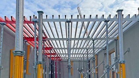 ”Kokeilimme tuotetta ensin neljässä asunnossa viereisessä kohteessa As Oy Oulun Kapiteelissa (kuvassa). Kokeilu oli onnistunut: turvallisempi ja vähintään yhtä nopea asennettava kuin perinteinen holvimuotti”, sanoo Lehto Asuntojen vastaava mestari Jorma Manninen.