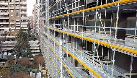 Il ponteggio multidirezionale PERI UP Flex ha permesso di chiudere facilmente qualsiasi gap delle varie rientranze tra i balconi stessi. 