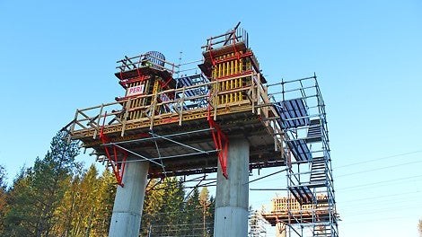 Pilarit valetaan VARIO-järjestelmällä, työtasona toimii CB 240 ja porrastornina PERI UP Flex.