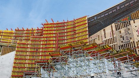 More than 9,000 square meters of PERI’s VARIO system wall forms were required to place the National Veterans Memorial and Museum’s curved walls. 