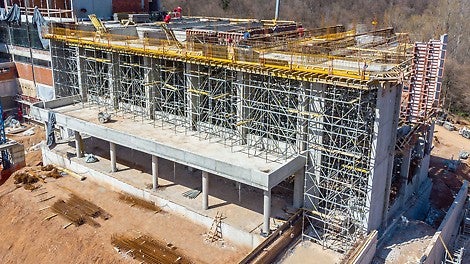 U cilju podupiranja MULTIFLEX oplata ploče iznad unutrašnjeg bazena na visini od <br/>10-14 m korišćen je PERI UP Flex sistem