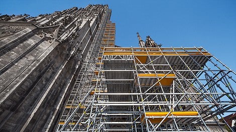 Zur Durchführung umfangreicher Sanierungsmaßnahmen am Hauptturm dient das modulare PERI&amp;nbsp;UP Gerüstsystem mit einem 71&amp;nbsp;m hohem Arbeits- und Schutzgerüst sowie einer Schwerlastplattform in 7&amp;nbsp;m Höhe.