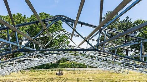 Forudmontering af LGS 75 overdækningselementer på jorden, før de kranes på plads.