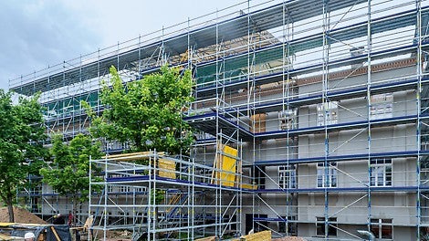 Bestandteil der umfangreichen PERI UP Gerüstbauarbeiten sind vorgelagerte Absetzbühnen für den Materialtransport ins erste und zweite Obergeschoss.