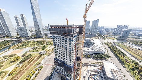 Nur wenige Kilometer entfernt von der südkoreanischen Hauptstadt Seoul entstanden unter strengen Sicherheitsanforderungen sowie knapp bemessener Bauzeit zwei neue, rund 140 m hohe Luxuswohntürme. Dem Wunsch nach einer effizienten Bauausführung sowie geringen Personalkosten kam PERI mit dem neuen und innovativen RCS MAX Schienenklettersystem entgegen. Eine Premiere, denn RCS MAX fand hier erstmals Verwendung auf südkoreanischem Boden.
