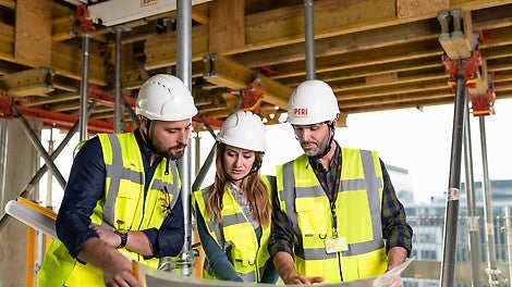&lt;ul&gt;<br/> &lt;li&gt;Całodobowy dostęp dzięki aplikacji myPERI&lt;/li&gt;<br/> &lt;li&gt;Codzienne raporty z budowy&lt;/li&gt;<br/> &lt;li&gt;Pierwomontaż deskowania&lt;/li&gt;<br/> &lt;li&gt;Transport materiału&lt;/li&gt;<br/> &lt;li&gt;Wsparcie instruktora&lt;/li&gt;<br/> &lt;li&gt;Koordynacja budowy&lt;/li&gt;<br/> &lt;li&gt;Logistyka&lt;/li&gt;<br/> &lt;li&gt;Controlling&lt;/li&gt;<br/> &lt;li&gt;Kontrola jakości&lt;/li&gt;<br/>&lt;/ul&gt;<br/>