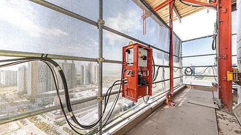 Mit dem RCS MAX Schienenklettersystem präsentiert PERI ein besonderes Highlight im Bereich der Klettertechnik. Das neue RCS MAX Hydraulikaggregat sowie die neuen RCS MAX Antriebsschienen ermöglichen ein synchrones Klettern aller Plattformen nach oben und erhöhen durch die dezentrale Hydraulik die Sicherheit auf der Baustelle signifikant. 