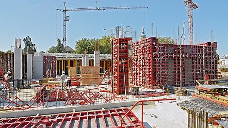 Zeit und Personal gespart: Aufgrund der einseitig bedienbaren MX Ankertechnik der MAXIMO muss beim Schließen der Schachtaußenschalung kein Mann zum Ankern in den Schacht.