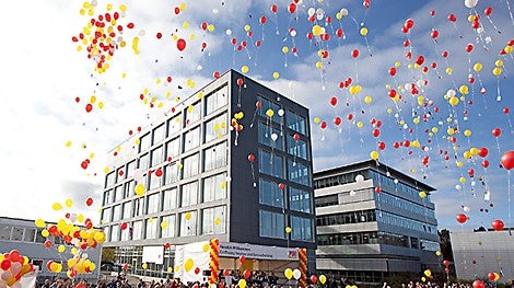 &lt;p&gt;Mit dem neuen Geb&amp;auml;ude werden einerseits die gewachsenen und neu geschaffenen Abteilungen r&amp;auml;umlich zusammengef&amp;uuml;hrt und andererseits R&amp;auml;ume f&amp;uuml;r zuk&amp;uuml;nftige Anforderungen geschaffen.&lt;/p&gt;<br/>