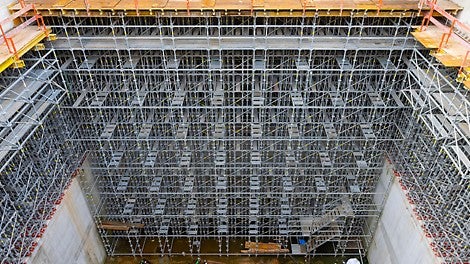 Unterhalb des 3. OG mussten die hohen Lasten teils bis zu 17,25 m in die Bodenplatte des 2. UG abgeleitet werden.