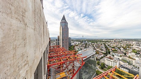 Während dem Auf- und Abbau der Konsolen am Gebäude wurde aus Bauteilen des PERI UP Gerüstbaukastens ein Zugangsgerüst errichtet.