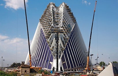 A huge birdcage scaffold on the basis of PERI UP Rosett provided safe access ways and working areas for subsequent site activities up to a height of nearly 80 m.