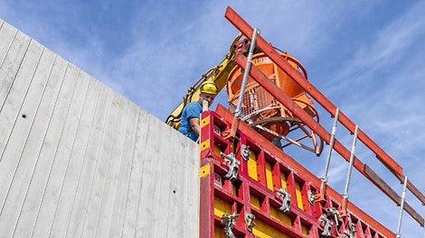 Sichtbeton spielt nicht nur in der modernen Architektur eine große Rolle, sondern kommt auch immer mehr als beliebtes Stilelement in Innenräumen zum Einsatz. Dabei bietet er vielfältige Gestaltungsmöglichkeiten.