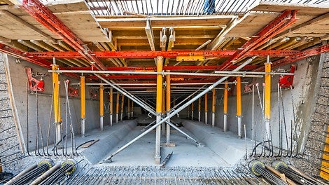 Deskowanie płyty górnej ustroju nośnego przy użyciu systemu VARIO i podpór MULTIPROP. Fot. Wojciech Dziedzic