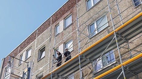 Die in das PERI UP Fassadengerüst integrierten Sicherheitsfunktionen wie die vorlaufende Geländermontage gewährleisten eine hohe Zeitersparnis schon während des Aufbaus auf der Baustelle.