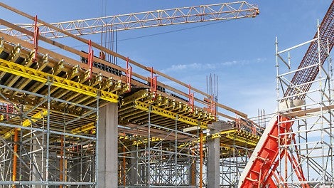 使用SRS圆柱模系统浇筑直径100厘米、V型布置的圆柱。首浇段的6米使用SRU钢梁和VARIOKIT工程套件中的重力螺杆组成支撑结构。<br/>