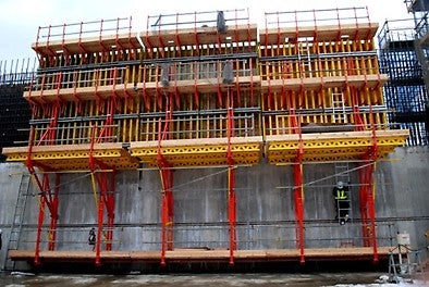 壁面のアンカーへ設置