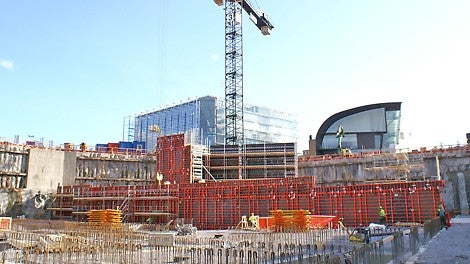 Musiikkitalon ympärillä sijaitsee paljon merkittäviä rakennuksia Helsingin keskustassa.