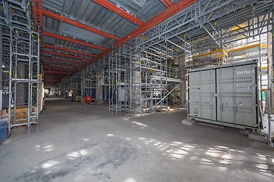 Für Überbrückungen im Schwerlastbereich kommen die Stahlträger des Ingenieurbaukastens VARIOKIT zum Zug, die mit den Kernbauteilen des PERI UP Gerüstbaukasten kompatibel sind.<br/>