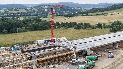 Die Schnellstraße S3 im Westen Polens mit einer Gesamtlänge von 480,70 km verläuft in südlicher Richtung vom Hafen von Świnoujście bis hin zur Grenze zwischen Polen und der Tschechischen Republik. PERI unterstützte beim Teilabschnitt zwischen Legnica und Lubawka. Für den Bau der drei Brückenbauwerke mit jeweils zwei Überbauten war eine PERI Gesamtlösung der Schlüssel zum Erfolg und punktete durch reduzierte Materialmengen und einer zeitsparenden Handhabung.