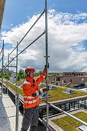 PERI patented the guardrail in advance as early as 1996; the principle of integrated safety is still an essential component of the PERI UP Scaffolding Kit today. This is also shown, for example, by the integrated lift lock of the decks without additional components. 