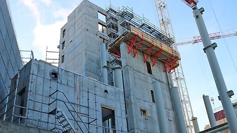 PERI CB 240 -kiipeämiskonsolit nousevat korkeuksiinsa Kalasatamassa.