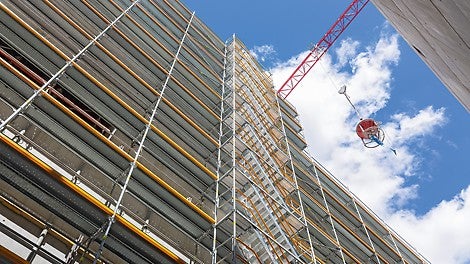 Neben der geringen Bauteilanzahl und der nahezu werkzeuglosen Montage überzeugen PERI UP Treppen mit dem integrierten vorlaufendem Geländer und der Montage aus gesicherter Position.