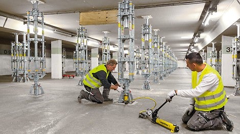 Controlled release under load through the hydraulic cylinder in the base