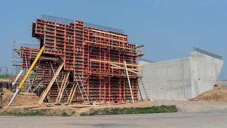 Bednění vysokých šikmých křídel na jeden záběr umožnilo nasazení systému TRIO.