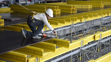 קירוי במת העבודה, בשטח של 1,500 מ"ר, באמצעות קורות VT20 וכיסוי הקורות בלביד בעובי 21 מ"מ מסוג PERI Q PLEX.