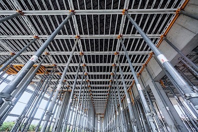 Les étais PEP ERGO offrent une capacité portante jusqu&#039;à 50 kN, dépassant ainsi les normes standard du marché. De plus, leur poids propre est inférieur à celui des étais comparables, assurant une manipulation plus aisée et une installation simplifiée sur vos chantiers.<br/>