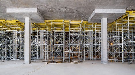 Для опалубливания перекрытий на высоте 8 м использовался комплект балочной опалубки MULTIFLEX на несущих лесах ST 100 и PERI UP Rosett. Несущие башни размером 1,5 х 1,5 м и высотой около 6 м собирается 2-мя рабочими за 15 минут.