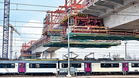 Heavy railway traffic at one of the busiest stations in Poland remained undisturbed during construction thanks to the PERI balanced cantilever equipment.