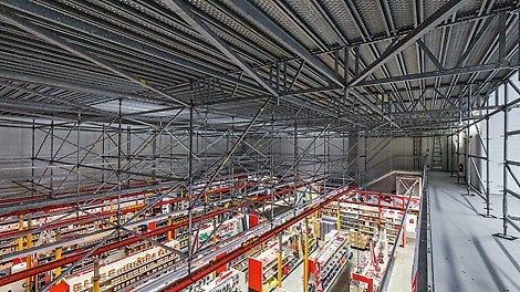 Die etwa 400 m² große Arbeitsplattform war oben als räumliches PERI UP Flex Gerüst ausgebildet, im Verkaufsraum darunter wurden lediglich 22 MULTIPROP Stützen benötigt – geometrisch angepasst an die örtlichen Gegebenheiten.