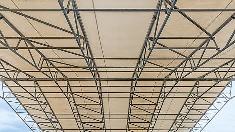 Beim LGS Wetterschutzdach werden die entsprechenden Fachwerkbinder sowie die First- und Auflagerbauteile mit PERI UP Standardbauteilen zu weit gespannten Bindereinheiten verbunden. Das neue LGS 75 Bindersystem bietet mit nur 75 cm Bauhöhe eine hohe Wirtschaftlichkeit für kleine und mittlere Spannweiten bis 25 m.