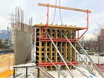 Другите две стени, за които беше необходимо да се достигне по-голям радиус, се изпълниха със сглобяем гредови кофраж VARIO GT 24