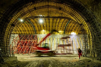 Такт от бетонирането на кривата на тунелното сечение със система VARIO, рамки за едностранен кофраж за тежко натоварване SB и подпори MULTIPTOP 