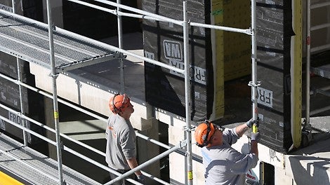 Schnell und dennoch sicher einrüsten und nutzen können: Hier bietet PERI UP Easy mit seiner systemintegrierten, vorlaufenden Geländermontage auf der Längs- und Stirnseite eindeutige Vorteile gegenüber Lösungen, die technische Schutzmassnahmen nur über zusätzlich auf- und abzubauende Ergänzungsbauteile erreichen.