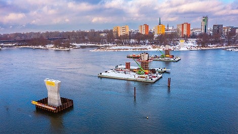 Budowa kładki pieszo-rowerowej przez Wisłę (fot. archiwum BUDIMEX)<br/>