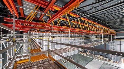 Im Zuschauerraum dienen bis zu 30 m frei spannende Gerüstplattformen in rund 10 m Höhe als Zugangsstege für Beleuchter und Tontechniker.