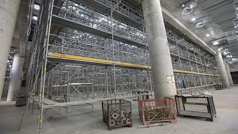 פיגום מסוג פרי אפ איזי ברוחב 70 ס"מ ולגובה 15.3 מ' - עבור עבודה על חזיתות הגלריה.