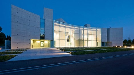 Tragfähigkeit, Formbarkeit und Oberflächenwirkung: Der Sichtbeton hat sich in den letzten zwei Jahrzehnten immer mehr zum bevorzugten Baustoff im gestalterisch anspruchsvollen Hoch- und Ingenieurbau entwickelt. Diese weltweite Wertschätzung des Sichtbetons ist auch ein Verdienst der Bauindustrie, die heute selbst die hochkomplexen Baukörper der Freiformarchitektur beton- und schalungstechnisch sicher bewältigen kann.<br/>