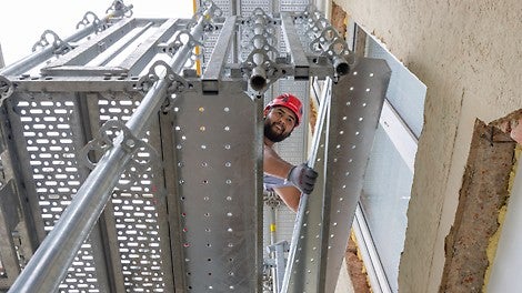 Dank der lösungsbezogenen Bauteile für Höhenausgleiche können Aus- und Einstiegsbereiche an verschiedene Höhen angepasst werden – bis zu zwei Stufen ohne zusätzliche Stielreihe.