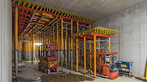 Die Durchfahrtsöffnung innerhalb der Tunnelquerschnitte erlaubt das Umsetzen der abgesenkten Deckentische in den jeweils nächsten Bauabschnitt.