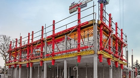 Die Fassadenschalung FTF trägt übliche Fertigteilabmessungen ohne zusätzlichen Aufwand für Zwischenunterstützungen.