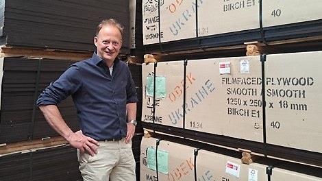 Staat bij het PERI plaatmateriaal in de opslag.