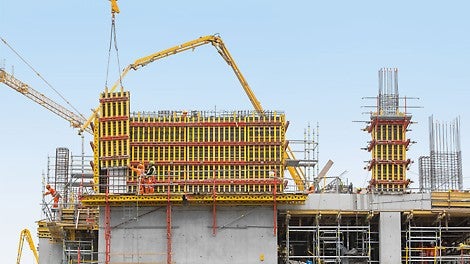 VARIO GT 24墙模结合CB爬架系统是派利公司为该项目提供的综合施工方案的补充