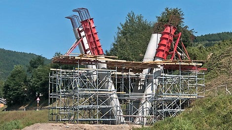 SRS kružna oplata stubova osim precizne izrade zahtevnih formi stubova, omogućava i realizaciju betonskih površina najvišeg kvaliteta.