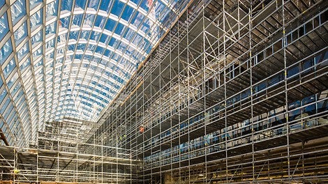 PERI Australia supported the scaffolding contractor with a comprehensive planning solution for the up to 20 m high load-bearing shoring and working scaffold up to 85 m long. Thanks to the lightweight system components, the scaffolding could be erected and dismantled without a crane – so that the restricted crane availability did not jeopardize the scheduled completion date. (Photo: David McArthur Parallax Photography)